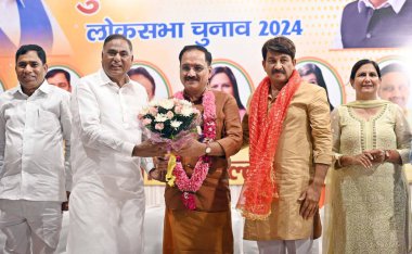 NEW DELHI INDIA 5 Haziran 2024 Delhi BJP Başkanı Virendra Sachdeva Lok Sabha seçimlerinde partisinin muzaffer adayları Yocinder Chandoliya Kuzey Batı Delhi Ramvir Singh Bidhuri Güney Delhi Manoj Tiwari Kuzey Delhi 