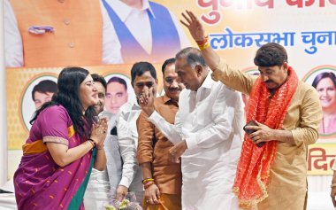 NEW DELHI INDIA HAZİRAN 5 HAZİRAN 2024 BJP Yeni Delhi seçim bölgesinden aday Bansuri Swaraj L, bir basın toplantısında Kuzey Doğu Delhi seçmen adayı Manoj Tiwari R tarafından karşılanıyor.