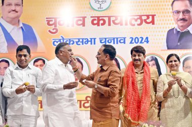 NEW DELHI, INDIA JUNE 5 Haziran 2024 Delhi BJP Başkanı Virendra Sachdeva Lok Sabha seçimlerinin muzaffer adayları Yocinder Chandoliya Kuzey Batı Delhi Ramvir Singh Bidhuri Güney Delhi Manoj Tiwari Kuzey Doğu Delhi