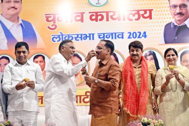 NEW DELHI, INDIA HAZİRAN 5 Haziran 2024 Delhi BJP Başkanı Virendra Sachdeva Lok Sabha seçimlerinin muzaffer adayları Yogender Chandoliya Kuzey Batı Delhi Ramvir Singh Bidhuri Güney Delhi Manoj Tiwari Kuzey Doğu Delhi ve 