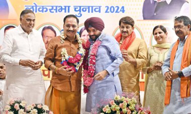NEW DELHI, INDIA - 5 Haziran 2024 Delhi BJP Başkanı Virendra Sachdeva, 5 Haziran 2024 tarihinde Hindistan 'ın Yeni Delhi kentinde düzenlenen basın toplantısında parti lideri Arvinder Singh Lovely' i kutladı. (Fotoğraf: Sanjeev Verma / Hindustan Times)