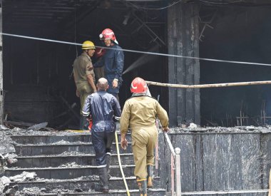NEW DELHI, INDIA - 5 Haziran 2024 Delhi itfaiye yetkilileri Lajpat Nagar çevre yolundaki Göz 7 hastanesindeki yangını kontrol etmeye çalışıyorlar. Lajpat Nagar 'da bir göz hastanesi olan iki katlı bir binada büyük bir yangın çıktı.