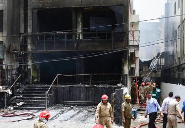 NEW DELHI, INDIA - 5 Haziran 2024 Delhi itfaiye yetkilileri Lajpat Nagar çevre yolundaki Göz 7 hastanesindeki yangını kontrol etmeye çalışıyorlar. Lajpat Nagar 'da bir göz hastanesi olan iki katlı bir binada büyük bir yangın çıktı.