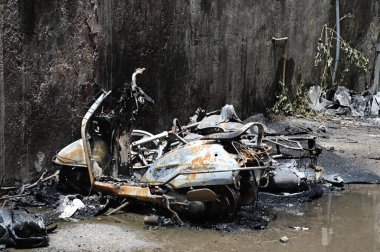 NEW DELHI, INDIA - 5 Haziran 2024 Hastane yerleşim alanının arka tarafında yanmış araçlar. Delhi itfaiye yetkilileri 5 Haziran 2024 'te Lajpat Nagar çevre yolundaki Göz 7 Hastanesi' ndeki yangını kontrol altına aldılar. Saat 2 'de büyük bir yangın çıktı.-