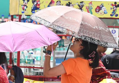 NEW DELHI, INDIA - 5 Haziran 2024 Sıcak bir yaz öğleden sonra, Hindistan 'ın Yeni Delhi şehrinde, 5 Haziran 2024 tarihinde Kartavya Yolu' nda Sıcak Hava Dalgası 'na göğüs gerdi. (Fotoğraf: Vipin Kumar / Hindustan Times 