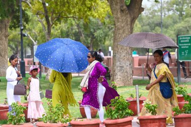 NEW DELHI, INDIA - 5 Haziran 2024 Sıcak bir yaz öğleden sonra, Hindistan 'ın Yeni Delhi şehrinde, 5 Haziran 2024 tarihinde Kartavya Yolu' nda Sıcak Hava Dalgası 'na göğüs gerdi. (Fotoğraf: Vipin Kumar / Hindustan Times 
