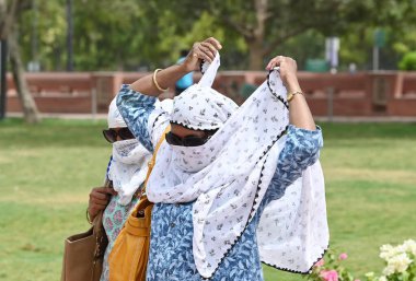NEW DELHI, INDIA - 5 Haziran 2024 Sıcak bir yaz öğleden sonra, Hindistan 'ın Yeni Delhi şehrinde, 5 Haziran 2024 tarihinde Kartavya Yolu' nda Sıcak Hava Dalgası 'na göğüs gerdi. (Fotoğraf: Vipin Kumar / Hindustan Times 