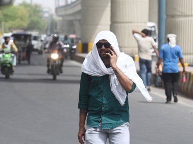 NOIDA, INDIA - 5 Haziran 2024 Sıcak bir yaz öğleden sonra sıcak hava dalgasına göğüs gerdi, Delhi-NCR 'de sıcaklık 5 Haziran 2024' te Noida, Hindistan 'da yükseldi. Delhi 'de Chanakyapuri' nin Sanjay Kamp alanı ve Geeta kolonisi de dahil olmak üzere birçok bölge