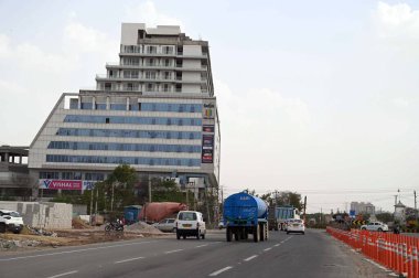 GURUGRAM, INDIA - 5 Haziran 2024 Bir su tankeri, Gurugram, Hindistan 'da 5 Haziran 2024 tarihinde Dwarka Otoyolu yakınlarındaki yerleşim alanlarında su sağlayacak. (Fotoğraf: Parveen Kumar / Hindustan Times 