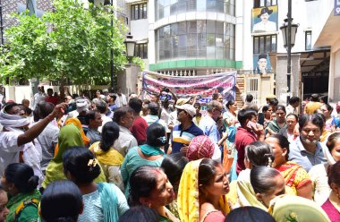 GHAZIABAD, INDIA - 6 Haziran 2024 Ghaziabad Khoda Nagar Palika ofisinde 6 Haziran 2024 tarihinde Hindistan 'ın Gaziabad kentindeki su sorununu protesto eden kişiler. Fotoğraf: Sakib Ali / Hindustan Times)
