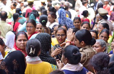 GHAZIABAD, INDIA - 6 Haziran 2024 Ghaziabad Khoda Nagar Palika ofisinde 6 Haziran 2024 tarihinde Hindistan 'ın Gaziabad kentindeki su sorununu protesto eden kişiler. Fotoğraf: Sakib Ali / Hindustan Times)
