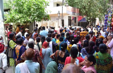 GHAZIABAD, INDIA - 6 Haziran 2024 Ghaziabad Khoda Nagar Palika ofisinde 6 Haziran 2024 tarihinde Hindistan 'ın Gaziabad kentindeki su sorununu protesto eden kişiler. Fotoğraf: Sakib Ali / Hindustan Times)