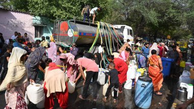 NEW DELHI, INDIA - 6 Haziran 2024 Yeni Delhi, Hindistan 'da 6 Haziran 2024 tarihinde Chanakyapuri' de bir belediye tankerinden su topladı. Perşembe günü Yüksek Mahkeme, Himachal Pradesh hükümetine 137 adet fazla su bulundurma yasağı getirdi.