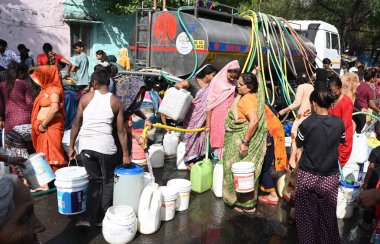 NEW DELHI, INDIA - 6 Haziran 2024 Yeni Delhi, Hindistan 'da 6 Haziran 2024 tarihinde Chanakyapuri' de bir belediye tankerinden su topladı. Perşembe günü Yüksek Mahkeme, Himachal Pradesh hükümetine 137 adet fazla su bulundurma yasağı getirdi.