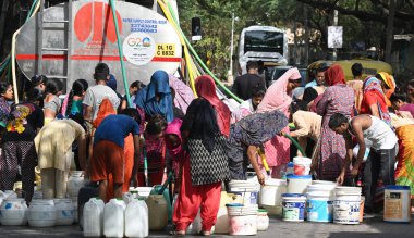 NEW DELHI, INDIA - 6 Haziran 2024 Yeni Delhi, Hindistan 'da 6 Haziran 2024 tarihinde Chanakyapuri' de bir belediye tankerinden su topladı. Perşembe günü Yüksek Mahkeme, Himachal Pradesh hükümetine 137 adet fazla su bulundurma yasağı getirdi.