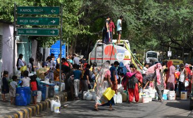 NEW DELHI, INDIA - 6 Haziran 2024 Yeni Delhi, Hindistan 'da 6 Haziran 2024 tarihinde Chanakyapuri' de bir belediye tankerinden su topladı. Perşembe günü Yüksek Mahkeme, Himachal Pradesh hükümetine 137 adet fazla su bulundurma yasağı getirdi.