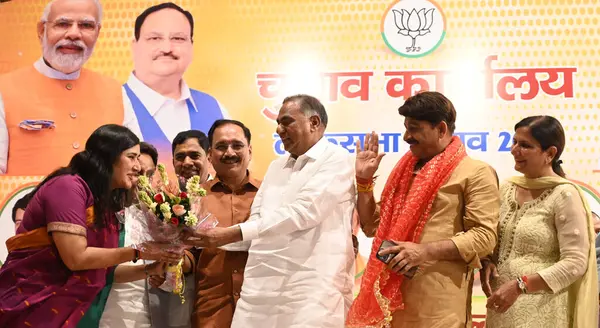 stock image NEW DELHI, INDIA - JUNE 5 2024 Delhi BJP President Virendra Sachdeva along with All 7 Newly Elected MPs, Bansuri Swaraj, in New Delhi, Praveen Khandelwal in Chandni Chowk, Yogender Chandoliya in North-West Delhi,Ramvir Singh Bidhuri in South Delhi, M