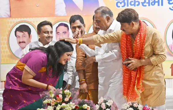 stock image NEW DELHI INDIA JUNE 5 2024 BJP winning candidate from New Delhi constituency Bansuri Swaraj L being greeted by the party winning candidate from North East Delhi constituency Manoj Tiwari R during a press conference a day after 