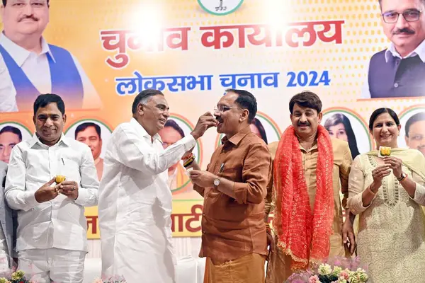 stock image NEW DELHI, INDIA JUNE 5 2024 Delhi BJP President Virendra Sachdeva with the party victorious candidates in the Lok Sabha elections Yogender Chandoliya North West Delhi Ramvir Singh Bidhuri South Delhi Manoj Tiwari North East Delhi and 