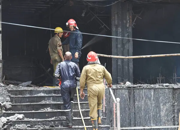 NEW DELHI, INDIA - 5 Haziran 2024 Delhi itfaiye yetkilileri Lajpat Nagar çevre yolundaki Göz 7 hastanesindeki yangını kontrol etmeye çalışıyorlar. Lajpat Nagar 'da bir göz hastanesi olan iki katlı bir binada büyük bir yangın çıktı.