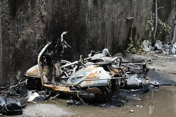 stock image NEW DELHI, INDIA - JUNE 5 2024 Burned vehicles on the back side of the hospital residential area . Delhi fire officials control the fire at Eye 7 Hospital on Lajpat Nagar Ring Road on June 5, 2024 in New Delhi, India. A major fire broke out at a two-