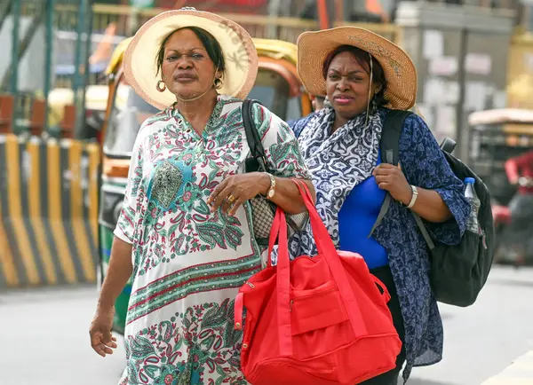 stock image NOIDA, INDIA - JUNE 5 2024 Visitors brave the heat Wave during a hot summer afternoon, as the temperature rises in the Delhi-NCR, on June 5, 2024 in Noida, India. Several areas in Delhi including Chanakyapuri's Sanjay Camp area and the Geeta colony a