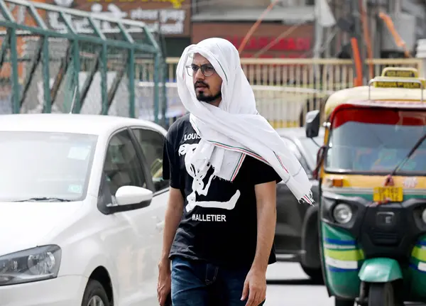 stock image NOIDA, INDIA - JUNE 5 2024 Visitors brave the heat Wave during a hot summer afternoon, as the temperature rises in the Delhi-NCR, on June 5, 2024 in Noida, India. Several areas in Delhi including Chanakyapuri's Sanjay Camp area and the Geeta colony a