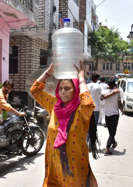 stock image GHAZIABAD, INDIA - JUNE 6 2024 People are filling water from a Tanker due to shortage of water in Khoda area on June 6, 2024 in Ghaziabad, India. (Photo by Sakib Ali/Hindustan Times)