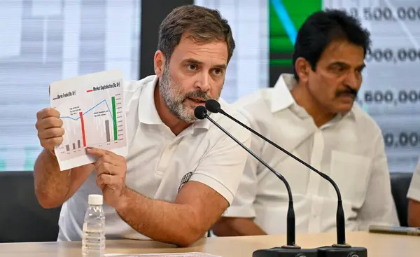 stock image NEW DELHI, INDIA - JUNE 6 2024 Congress leaders Rahul Gandhi and KC Venugopal during a press conference at AICC Headquater on June 6, 2024 in New Delhi, India. (Photo by Raj K Raj/Hindustan Times)