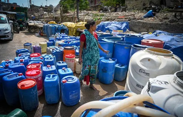 stock image NEW DELHI, INDIA - JUNE 6 2024 People fill water from a Delhi Jal Board Tanker amid water scarcity at Anand Parbat on June 6, 2024 in New Delhi, India. (Photo by Sanchit Khanna/Hindustan Times)