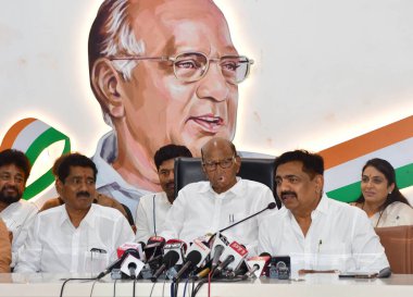 MUMBAI, INDIA - 6 Haziran 2024 NCP (Sharadchandra Pawar) başkanı Sharad Pawar, NCP (Sharadchandra Pawar) parti lideri Jayant Patil, partisinin yeni seçilen milletvekilleriyle 6 Haziran 2024 tarihinde Hindistan 'ın Mumbai kentinde bir araya geldi. Fotoğraf: Bhushan Koy