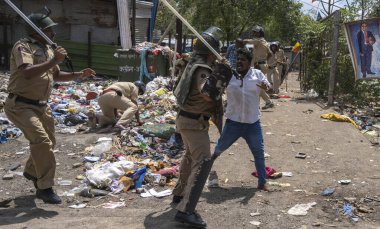 MUMBAI, INDIA - 6 Haziran 2024 tarihinde Mumbai, Hindistan 'da BMC tarafından Powai' de Jai Bhim Nagar 'a yapılan saldırı karşıtı harekat sırasında sakinler ve polis arasında çatışma çıktı. Fotoğraf: Satish Bate / Hindustan Times)