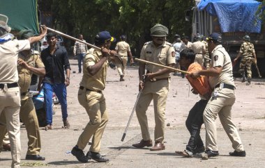 MUMBAI, INDIA - 6 Haziran 2024 tarihinde Mumbai, Hindistan 'da BMC tarafından Powai' de Jai Bhim Nagar 'a yapılan saldırı karşıtı harekat sırasında sakinler ve polis arasında çatışma çıktı. Fotoğraf: Satish Bate / Hindustan Times)