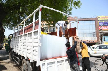 GURUGRAM, INDIA - 6 Haziran 2024 sıcak yaz günlerinde Yeni Koloni Modu yakınlarındaki Old Railway Road 'da buz blokları sağlayan işçiler, 6 Haziran 2024' te Hindistan 'ın Gurugram kentindeki ısınma nedeniyle son birkaç günde buz blokları talebi arttı. (Fotoğraf: Parveen Kum