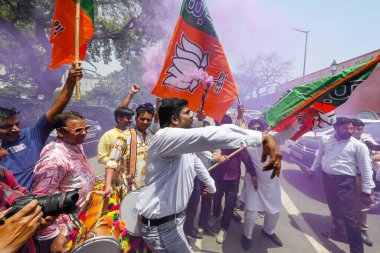 NEW DELHI, INDIA - 7 Haziran 2024 BJP destekçileri, Narendra Modi 'nin 7 Haziran 2024 tarihinde Hindistan' ın Yeni Delhi kentinde NDA lideri seçilmesinin ardından yeni parlamento dışında kutlama yaptılar. Fotoğraf: Raj K Raj / Hindustan Times)