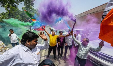 NEW DELHI, INDIA - 7 Haziran 2024 BJP destekçileri, Narendra Modi 'nin 7 Haziran 2024 tarihinde Hindistan' ın Yeni Delhi kentinde NDA lideri seçilmesinin ardından yeni parlamento dışında kutlama yaptılar. Fotoğraf: Raj K Raj / Hindustan Times)