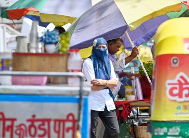 NEW DELHI, INDIA - 11 Haziran 2024 Sıcak bir yaz öğleden sonra sıcak hava dalgasına göğüs geren ziyaretçiler, Delhi-NCR 'de sıcaklık 11 Haziran 2024' te Yeni Delhi, Hindistan 'da yükselir. Fotoğraf: Raj K Raj / Hindustan Times 