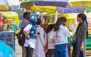 NEW DELHI, INDIA - 11 Haziran 2024 Sıcak bir yaz öğleden sonra sıcak hava dalgasına göğüs geren ziyaretçiler, Delhi-NCR 'de sıcaklık 11 Haziran 2024' te Yeni Delhi, Hindistan 'da yükselir. Fotoğraf: Raj K Raj / Hindustan Times 