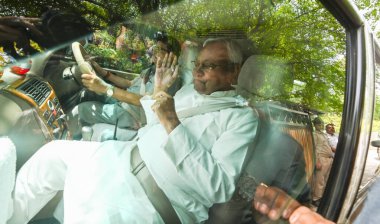 NEW DELHI, INDIA - 7 Haziran 2024 Bihar Genel Sekreteri ve JD (U) lideri Nitish Kumar, yeni seçilen parti milletvekilleriyle 7 Haziran 2024 tarihinde Hindistan 'ın Yeni Delhi kentinde görüştükten sonra ayrıldı. Fotoğraf: Raj K Raj / Hindustan Times)