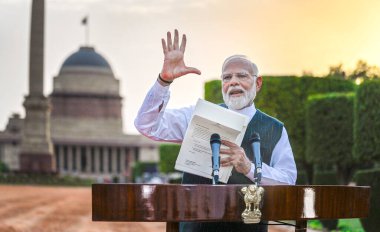 NEW DELHI, INDIA - 7 Haziran 2024 Başbakan Narendra Modi, Cumhurbaşkanı Droupadi Murmu 'dan aldığı ve kendisiyle 7 Haziran 2024' te Yeni Delhi, Indi 'deki Rashtrapati Bhavan' da görüştükten sonra kendisini yeni bir hükümet kurmaya davet eden bir mektubu medyaya gösterdi.