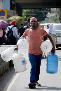 NOIDA, Hindistan 11 Haziran 2024 sıcak bir yaz öğleden sonrasında Hindistan 'ın Noida kentinde sıcak hava dalgasına göğüs gerdi. (Fotoğraf: Sunil Ghosh / Hindustan Times 