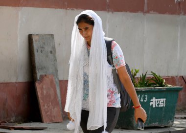 NOIDA, Hindistan 11 Haziran 2024 sıcak bir yaz öğleden sonrasında Hindistan 'ın Noida kentinde sıcak hava dalgasına göğüs gerdi. (Fotoğraf: Sunil Ghosh / Hindustan Times 