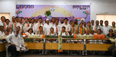 MUMBAI, INDIA JUNE 7 Haziran 2024 Maharashtra 'dan yeni seçilen milletvekilleri Ramesh Chennithala, Maharashtra' nın Sorumlu Sorumlusu, Maharashtra Kongresi Başkanı Nana Patole ve diğer liderlerin huzurunda Maharashtra Kongresi tarafından kutlandı.