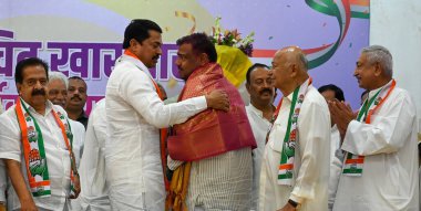 MUMBAI, INDIA JUNE 7 Haziran 2024 Maharashtra 'dan yeni seçilen milletvekilleri Ramesh Chennithala, Maharashtra' nın Sorumlu Sorumlusu, Maharashtra Kongresi Başkanı Nana Patole ve diğer liderlerin huzurunda Maharashtra Kongresi tarafından kutlandı.