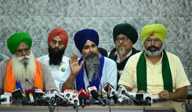 CHANDIGARH, INDIA 7 Haziran 2024 Çiftçi lideri Sarwan Singh Pandher ve Jagjit Singh Dallewal (Siyasi Olmayan) ile birlikte 7 Haziran 2024 tarihinde Kissan Bhawan, Indi 'de düzenlenen basın toplantısında medya ile iletişime geçtiler.