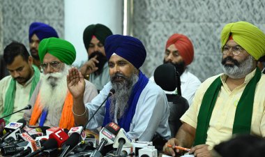 CHANDIGARH, INDIA 7 Haziran 2024 Çiftçi lideri Sarwan Singh Pandher ve Jagjit Singh Dallewal (Siyasi Olmayan) ile birlikte 7 Haziran 2024 tarihinde Kissan Bhawan, Indi 'de düzenlenen basın toplantısında medya ile iletişime geçtiler.