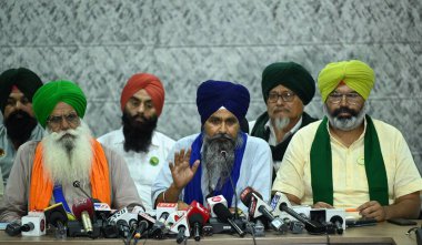 CHANDIGARH, INDIA 7 Haziran 2024 Çiftçi lideri Sarwan Singh Pandher ve Jagjit Singh Dallewal (Siyasi Olmayan) ile birlikte 7 Haziran 2024 tarihinde Kissan Bhawan, Indi 'de düzenlenen basın toplantısında medya ile iletişime geçtiler.