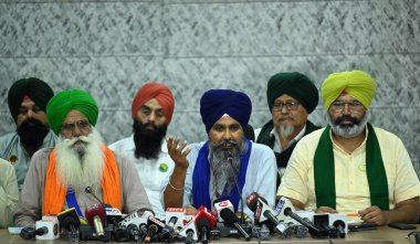 CHANDIGARH, INDIA 7 Haziran 2024 Çiftçi lideri Sarwan Singh Pandher ve Jagjit Singh Dallewal (Siyasi Olmayan) ile birlikte 7 Haziran 2024 tarihinde Kissan Bhawan, Indi 'de düzenlenen basın toplantısında medya ile iletişime geçtiler.