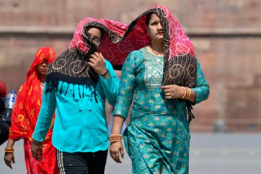 NEW DELHI, INDIA HAZİRAN 11 HAZİRAN 2024 Sıcak bir yaz öğleden sonrasında, Delhi-NCR 'de sıcaklık yükselirken, Hindistan' ın Yeni Delhi kentinde sıcaklık dalgasına göğüs gerdi. Fotoğraf: Raj K Raj / Hindustan Times 