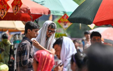 NEW DELHI, INDIA HAZİRAN 11 HAZİRAN 2024 Sıcak bir yaz öğleden sonrasında, Delhi-NCR 'de sıcaklık yükselirken, Hindistan' ın Yeni Delhi kentinde sıcaklık dalgasına göğüs gerdi. Fotoğraf: Raj K Raj / Hindustan Times 